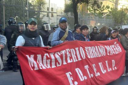 Maestros urbanos protestan en puertas del Ministerio de Educación en La Paz 