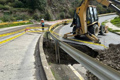 Hay sifonamiento en la avenida Kantutani que conecta con el sur de La Paz; piden precaución a los conductores 