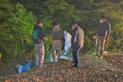 Hallan tirada en una zanja en el trópico a una mujer sin vida y con cápsulas en el estómago