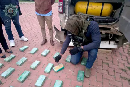 Cae un hombre que viajaba en su vehículo con 30 paquetes de cocaína, ocultos en un compartiento prefabricado