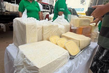 Ante bloqueos, productores ofertan queso directo al consumidor en la capital cruceña