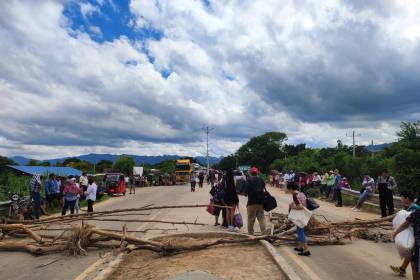Pobladores de Abapó instalan bloqueo en ruta Santa Cruz-Argentina y exigen atención a los damnificados por las lluvias