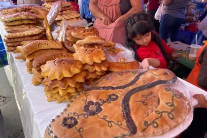 Bolivia celebra Todos Santos con mesas más pequeñas y filas por combustibles 