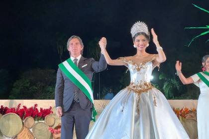 Entre aplausos y tradición, Camila Zenteno es coronada Reina de Santa Cruz