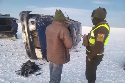Turista tomó el volante para grabar un video: Aparatoso accidente en el Salar de Uyuni dejó un extranjero fallecido