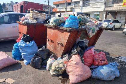 Bloqueo en el vertedero cruceño cumple su segundo día y, sumado a la falta de diésel, las calles se llenan de basura