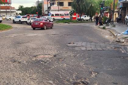 “Se reventó mi llanta”: conductores se quejan del deterioro de las calles y avenidas en la capital cruceña 