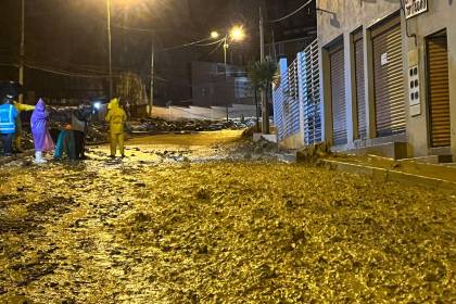 La intensa lluvia genera emergencia en Bajo Llojeta y deja calles anegadas en el Sur de La Paz