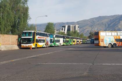 Terminal de Cochabamba retoma sus actividades, pero con una cantidad reducida de buses debido a la escases de diésel