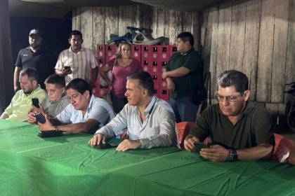 Ministro Justiniano y el gobernador de Beni se reúnen con dirigentes para levantar bloqueo en Puente San Pablo