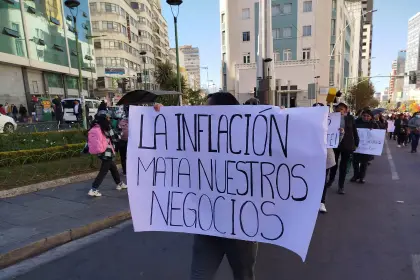 Cacerolazo de ponchos rojos, marcha de gremiales y juntas vecinales colapsan el centro de La Paz para exigir soluciones a la crisis