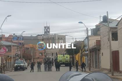 Un camión lanza espuma llega a la zona cero de las explosiones en Viacha para neutralizar posibles riesgos