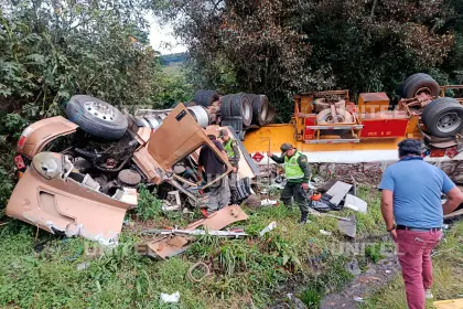 Muere el conductor de una cisterna cargada con diésel tras accidente en la ruta Cochabamba - Santa Cruz