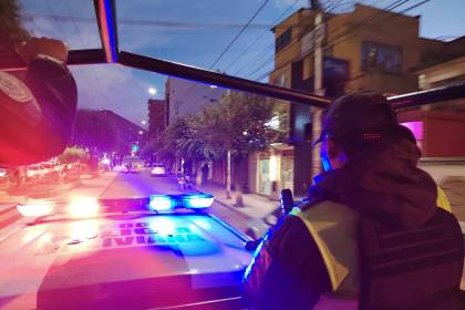 ‘Chuteros’ atacan módulos policiales, destrozan patrullas y queman el vehículo de un oficial en Potosí