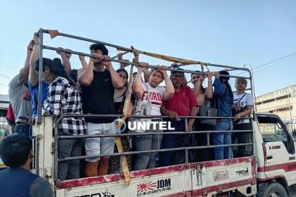 Camionetas, largas esperas y recorridos por tramos, así se trasladan los pasajeros ante el paro de transporte en Santa Cruz