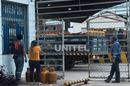 Vecinos llegan a las agencias para comprar GLP ante anuncio de paro de camioneros que llevan las garrafas a los barrios