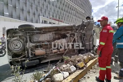 Conductor se duerme al volante y vuelca en plena avenida Zabaleta en La Paz, según informe preliminar