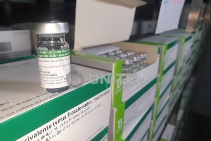 Llegan más de 99.600 vacunas contra la influenza a Santa Cruz destinadas para niños hasta antes de cumplir los tres años