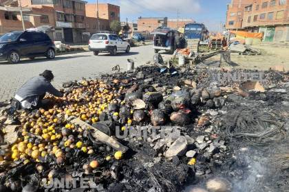 “Todo mi capital he perdido”: Incendio consume un puesto de frutas y deja a una mujer de la tercera edad sin trabajo
