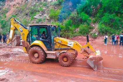 Tras trabajos, habilitan un carril para que vehículos que salieron del occidente lleguen a Cochabamba