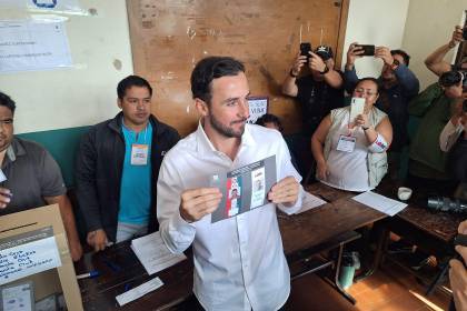 Velasco vota en Santa Cruz y dice que espera una jornada pacífica: “Que gane la democracia”
