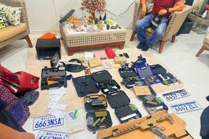 Armas, dinero, y vehículos son hallados en la vivienda de un extranjero aprehendido por el asesinato de Johan Guzmán 