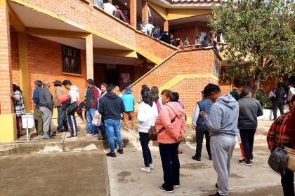 Las mesas electorales abren en Bolivia para una inédita segunda vuelta presidencial