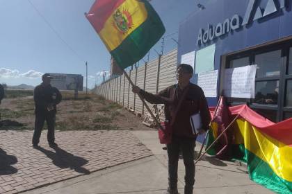 Transporte pesado en Oruro se compromete a levantar bloqueo en la vía La Paz - Oruro tras lograr acuerdo con la Aduana