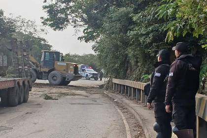 “Sin enfrentamientos”, Policía desbloquea la ruta La Paz – Caranavi en los Yungas