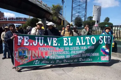 Juntas vecinales y otros sectores bloquean en la Ceja de El Alto por el incremento del precio de los combustibles 