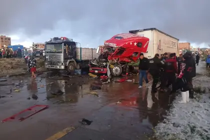 Emergencia en El Alto: Gasifican a personas que pretendían recoger billetes tras accidente de avión de la FAB