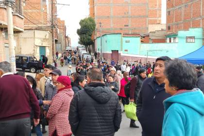 Vecinos hacen fila desde las 3 de la mañana para adquirir aceite, arroz y azúcar en Emapa, hay molestia y reclamos 