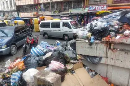 Se forman promontorios de basura en las vías de La Paz y contenedores rebalsan con desechos