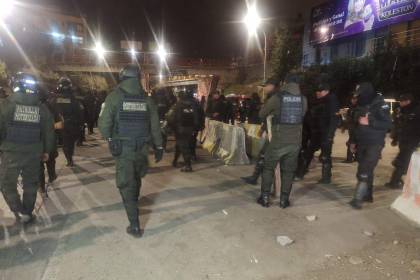 Tras el anuncio de un corredor humanitario, la Policía desbloquea el peaje de la autopista La Paz - El Alto