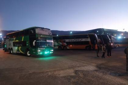 Suspenden salidas de la Terminal de Cochabamba debido a protesta de choferes asalariados