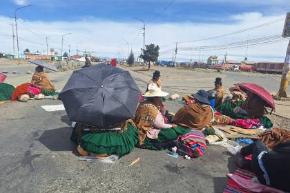 Bloqueos dejan en La Paz hasta $us 15 millones de pérdida por día y comienzan a faltar los insumos para la industria