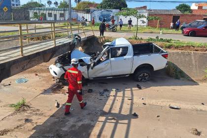 Accidente con muerte: Sale a la luz video del momento en el que una conductora impacta su camioneta contra un puente