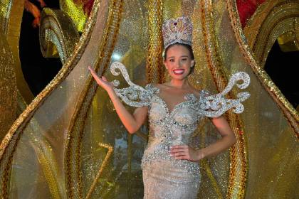 “Juntos hacemos latir más fuerte el corazón de este pueblo hermoso”, expresa Camila I en el Corso cruceño 