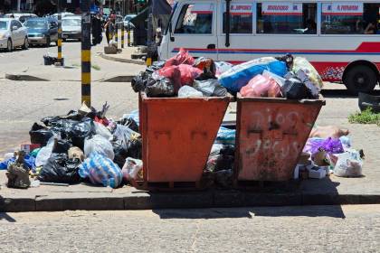 La basura se acumula en las calles tras la celebración de Año Nuevo en Santa Cruz