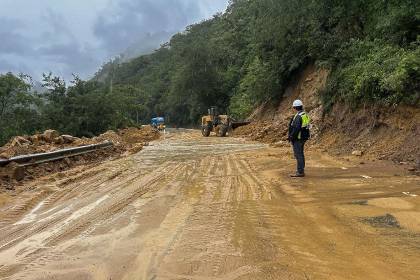 Derrumbes complican el tránsito en la antigua vía Santa Cruz-Cochabamba y ponen en alerta a choferes