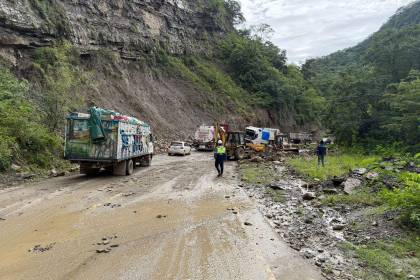 Solo hay un carril habilitado para transitar entre Santa Cruz y Cochabamba por la antigua carretera