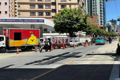 Filas por combustible vuelven a Santa Cruz y La Paz; ANH dice que no existe desabastecimiento