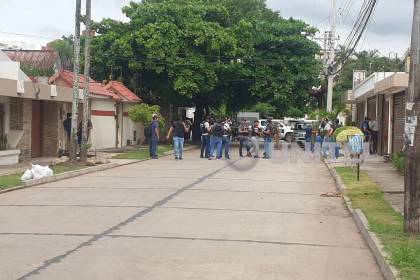 Video: Grupos especiales de la Policía buscan a los sujetos que acribillaron a un capitán en Santa Cruz