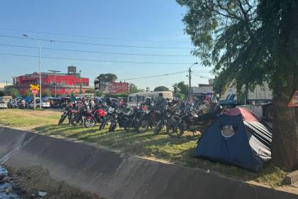 Falta de gendarmes, policías y limpieza provoca un caos en la zona de la feria Barrio Lindo 