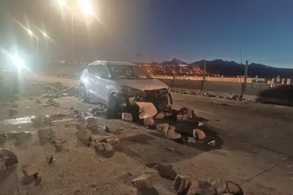 Vehículo sufrió un accidente con las piedras y escombros que quedaron sobre la autopista La Paz – El Alto