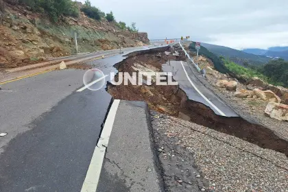 Sedcam dice que se vieron rebasados por la cantidad de solicitudes por derrumbes y hundimientos en carreteras