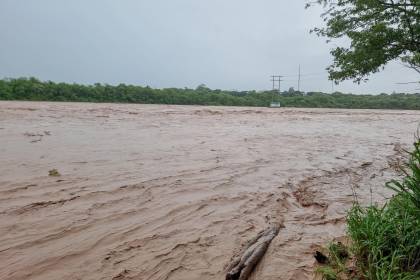 Santa Cruz: El caudal del río Piraí baja tras crecida extraordinaria, pero el Searpi mantiene la alerta