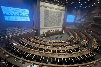 Contrato de litio: En medio de protestas, comisión reinstala sesión en el hemiciclo de la Cámara de Diputados