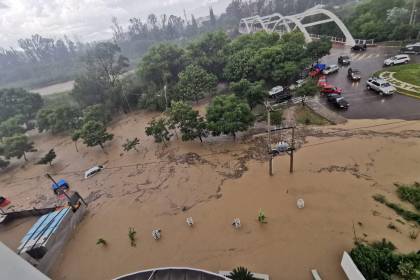 Tarija: Cae granizo y fuerte lluvia deja avenidas convertidas en ríos