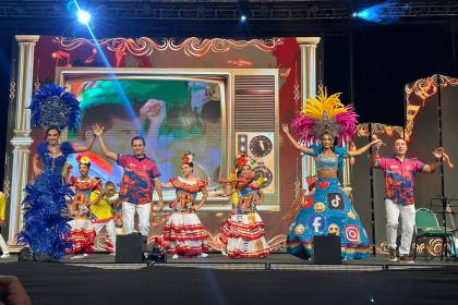 El desfile de reinas marca el inicio de la coronación de Camila I